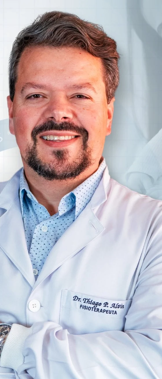 Dr. Thiago Alvim de jaleco branco em seu consultório